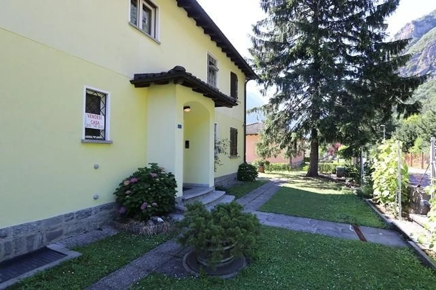 Casa bifamiliare con due appartamenti di 4 locali con grande giardino bello... - Foto 6 di 31