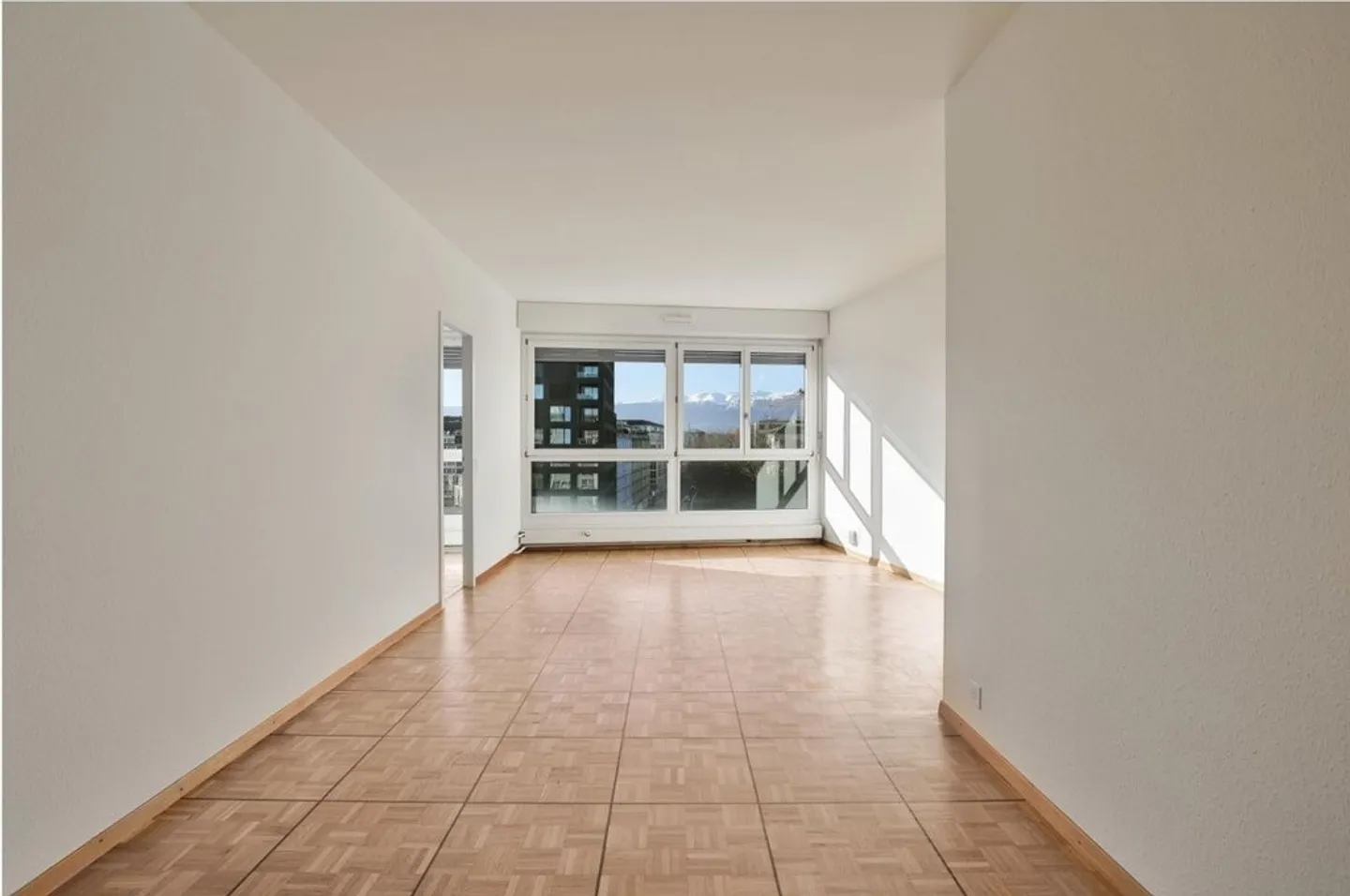 Charmilles - 4-room apartment with plenty of light - Photo 2 of 9