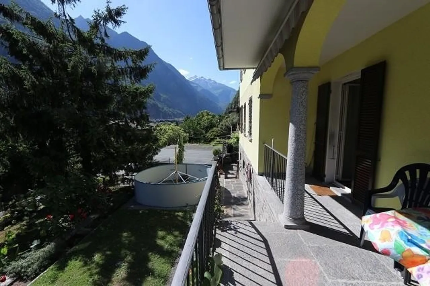 Casa bifamiliare con due appartamenti di 4 locali con grande giardino bello... - Foto 24 di 31