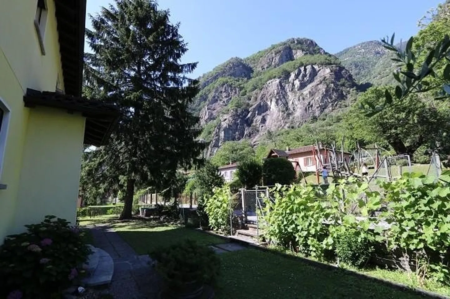 Casa bifamiliare con due appartamenti di 4 locali con grande giardino bello... - Foto 25 di 31