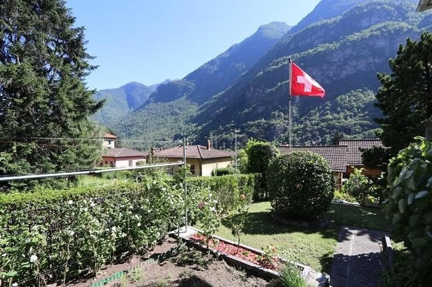 Casa bifamiliare con due appartamenti di 4 locali con grande giardino bello... - Foto 26 di 31