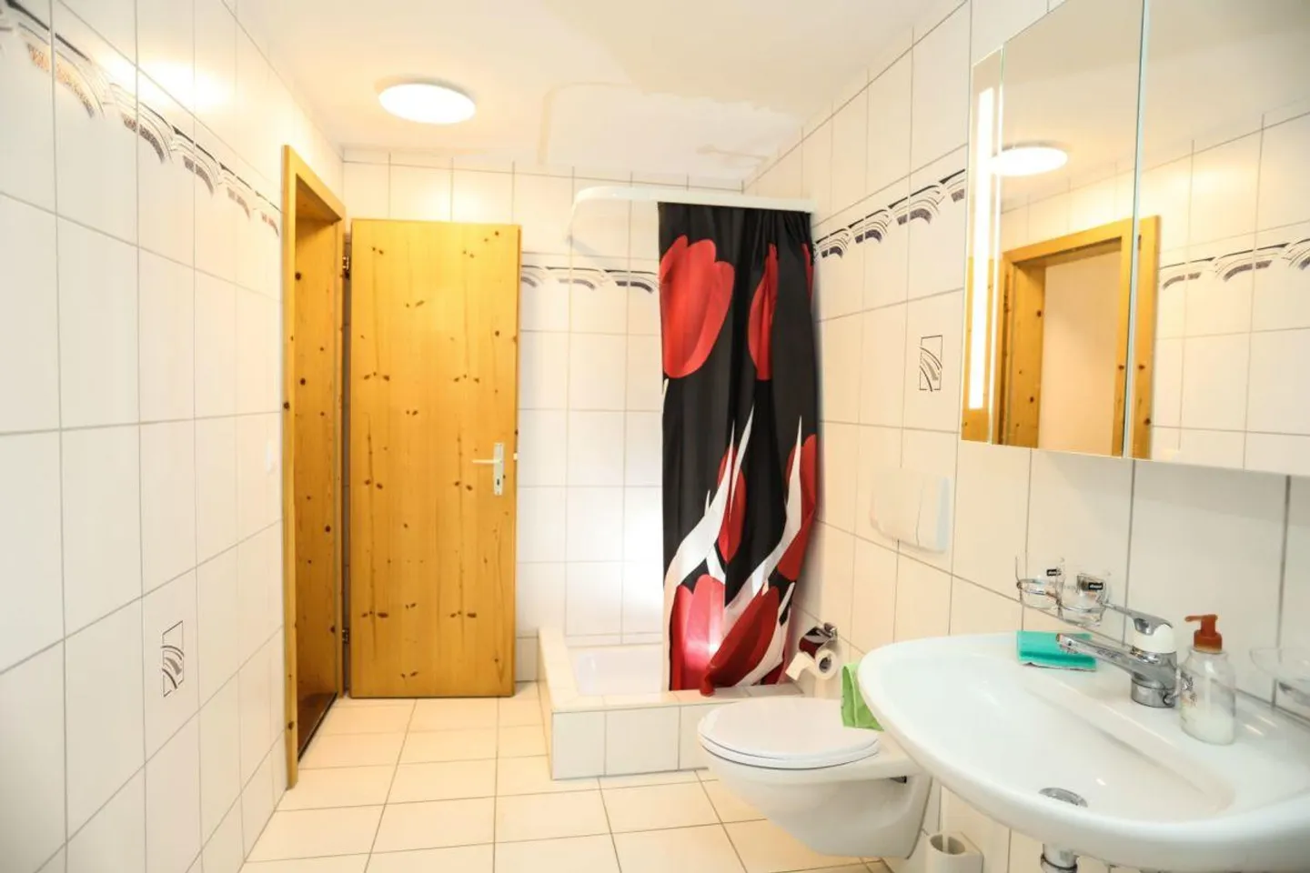 Well-maintained, central apartment with large outdoor area - Photo 8 of 13