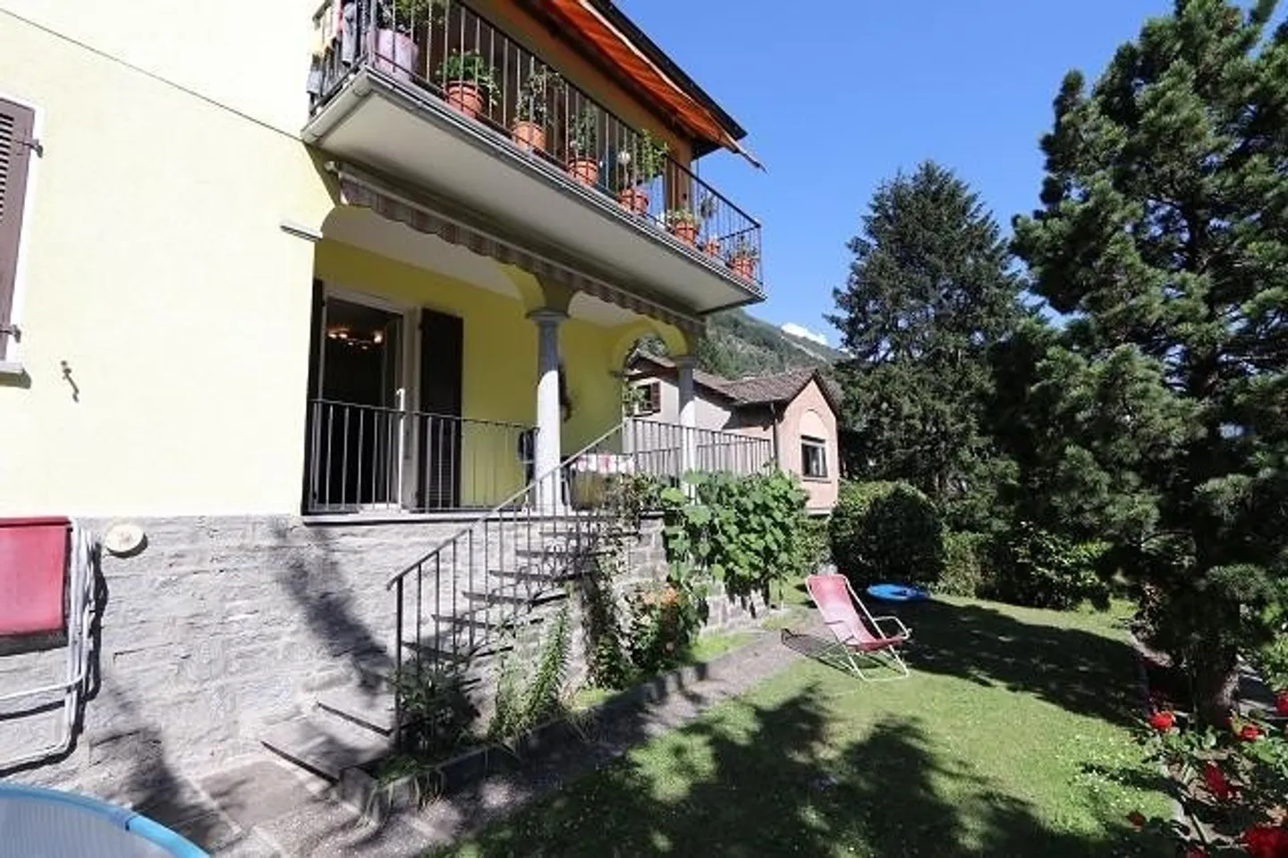 Casa bifamiliare con due appartamenti di 4 locali con grande giardino bello... - Foto 27 di 31