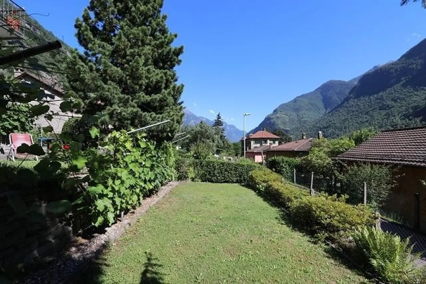 Casa bifamiliare con due appartamenti di 4 locali con grande giardino bello... - Foto 28 di 31