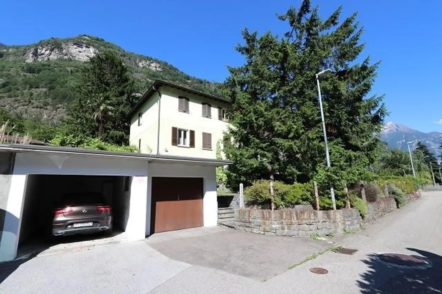Casa bifamiliare con due appartamenti di 4 locali con grande giardino bello... - Foto 31 di 31