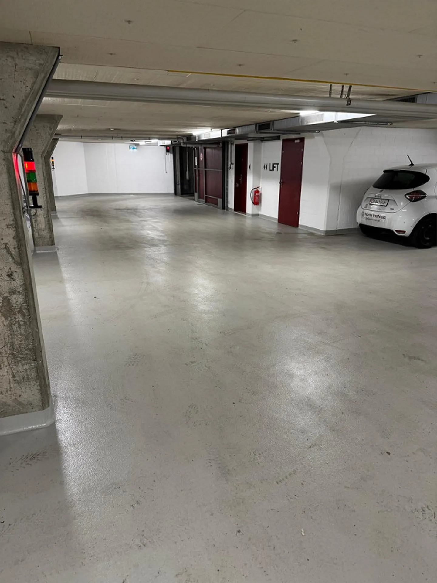 Places de stationnement dans un garage souterrain privé et bien entretenu - Photo 2 sur 4