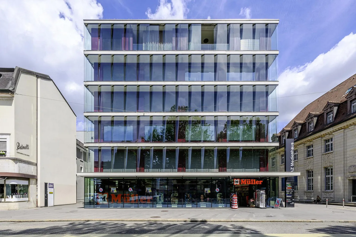 Espaces commerciaux à partir de 310 m² pour vos visions dans la maison des médias AZ - Photo 2 sur 7