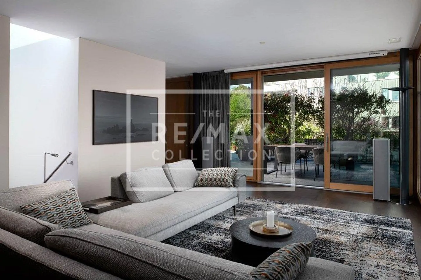 Exclusive 6-Room Semi-Detached House with Unobstructed Panoramic Lake View over Lake Zurich - Photo 8 of 13