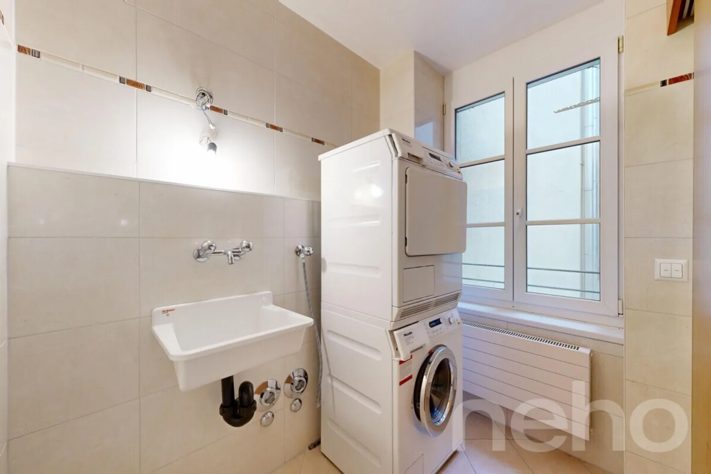 Magnificent 5.5-room apartment with large volumes just steps from the lake and the city center! - Photo 12 of 12