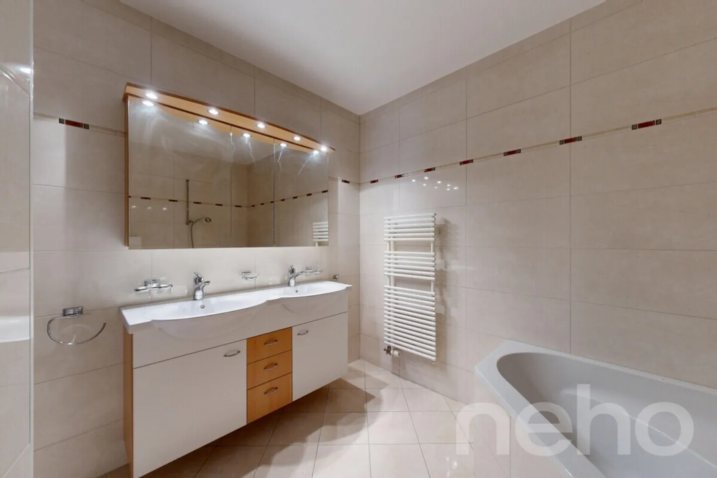 Magnificent 5.5-room apartment with large volumes just steps from the lake and the city center! - Photo 9 of 12