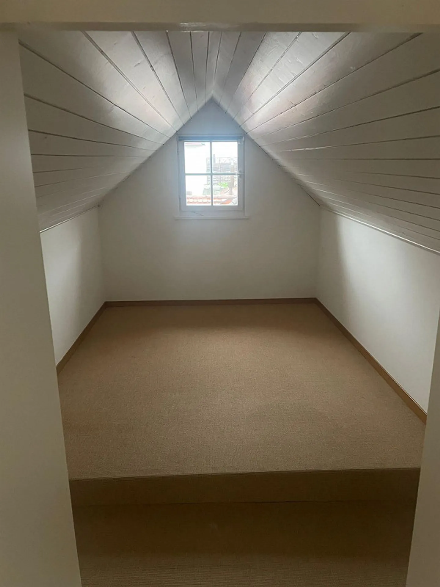 Cool penthouse apartment, close to the city center and with a lot of charm - Photo 3 of 8