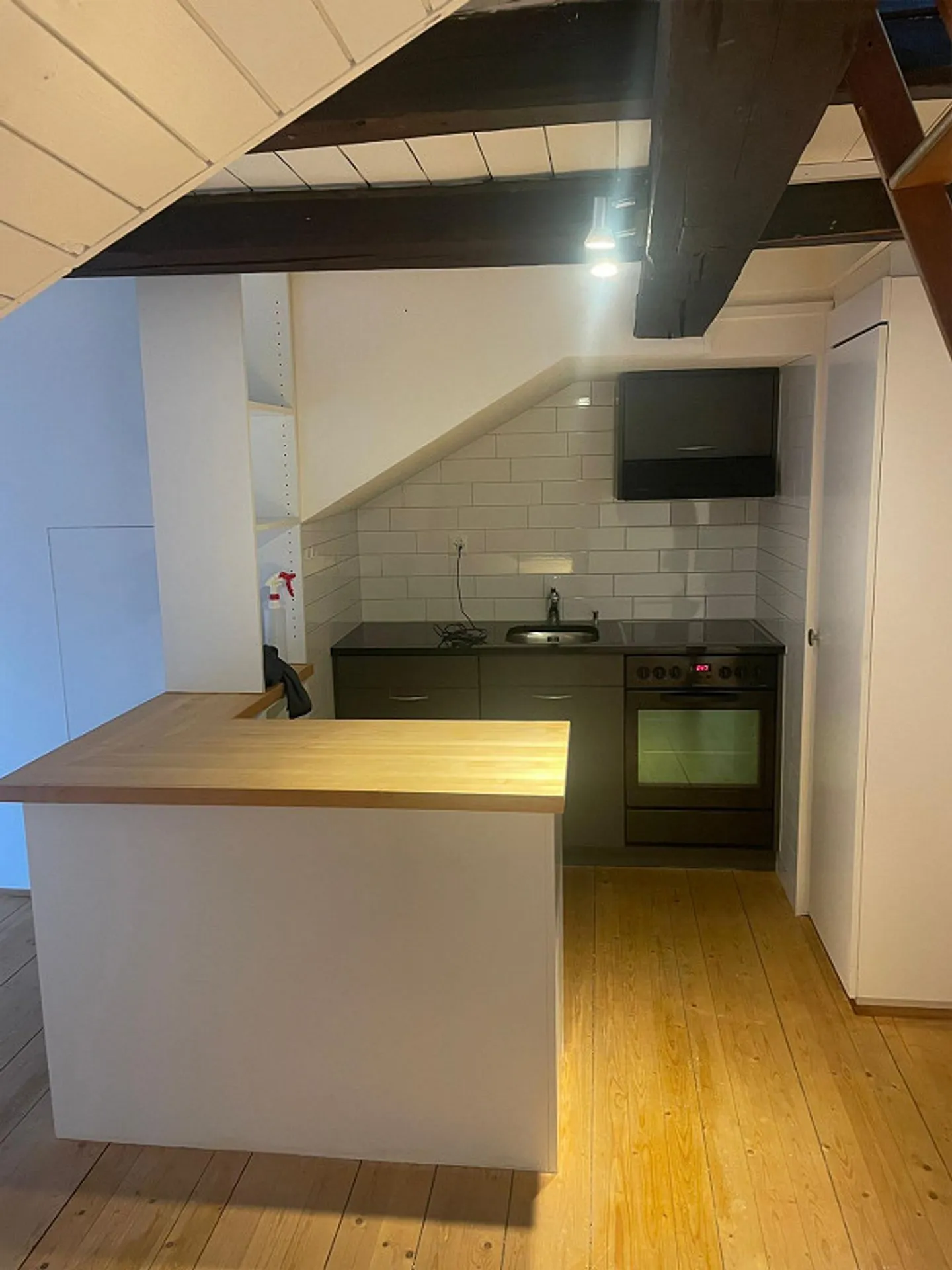 Cool penthouse apartment, close to the city center and with a lot of charm - Photo 5 of 8