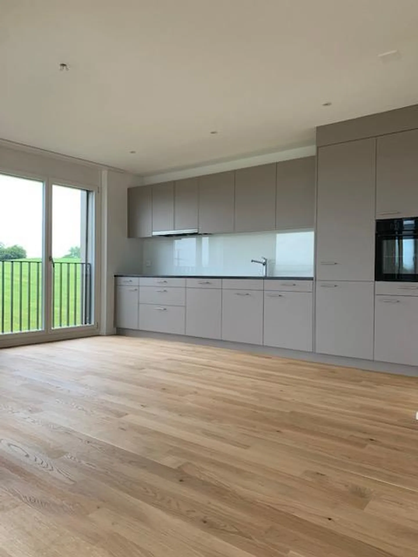 Modern 2.5-room apartment on the ground floor southeast for rent from 01.11.2026 - Photo 2 of 9
