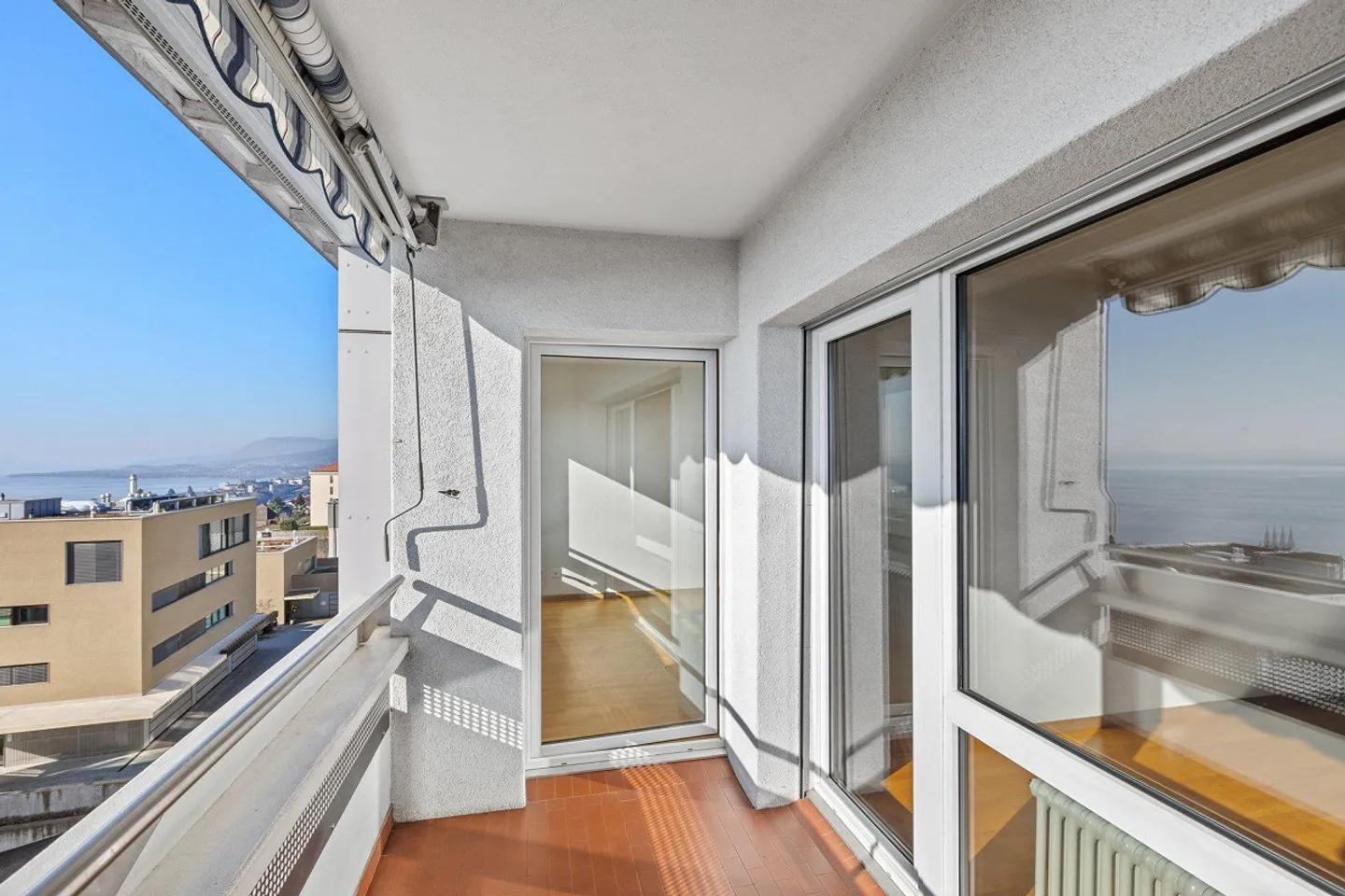 Appartement 3 pièces au dernier étage avec vue imprenable sur le lac - Photo 3 sur 7