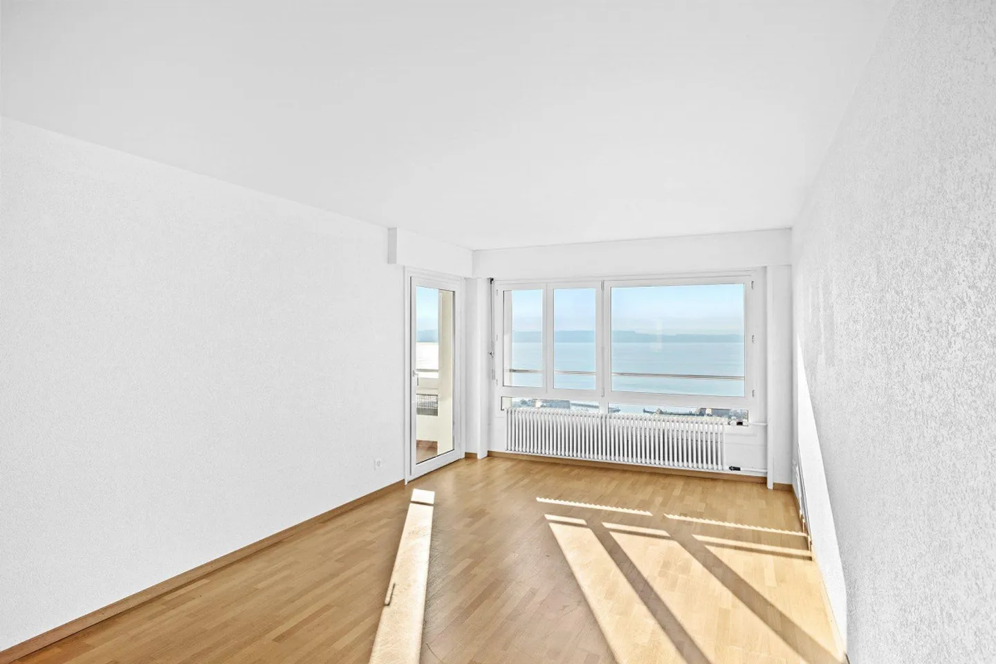 Appartement 3 pièces au dernier étage avec vue imprenable sur le lac - Photo 4 sur 7