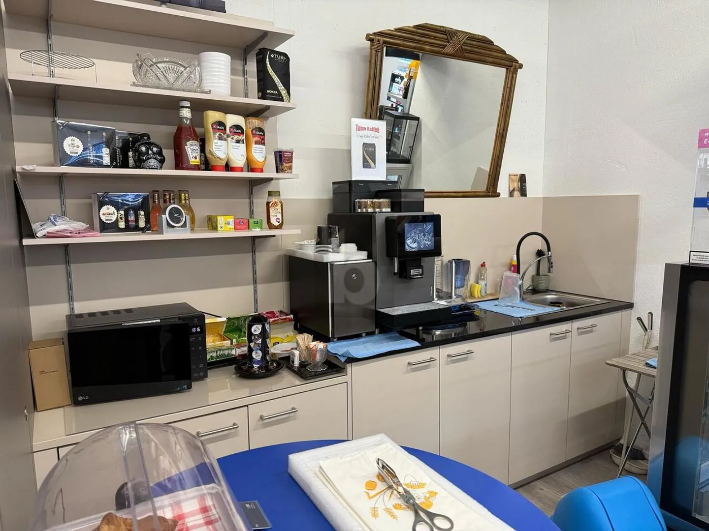 KIOSK - MODERNO E LUMINOSO IN UNA POSIZIONE FREQUENTATA - Foto 3 di 5