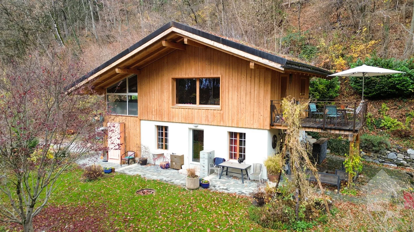 Atypical chalet of 140 m2 on a plot of 19,881 m2 - Photo 1 of 51