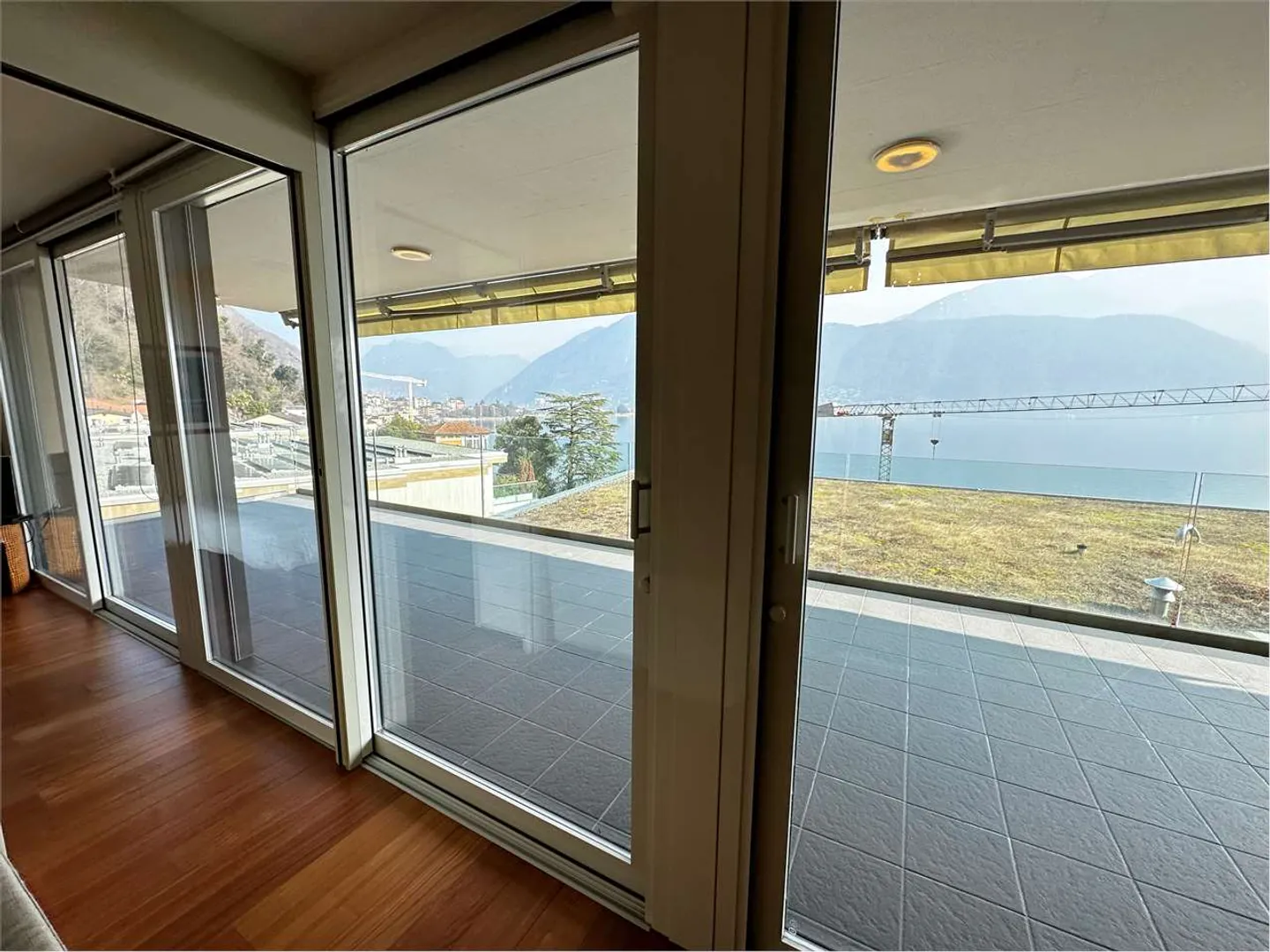 Appartamento con terrazza e incantevole vista lago - Foto 5 di 22