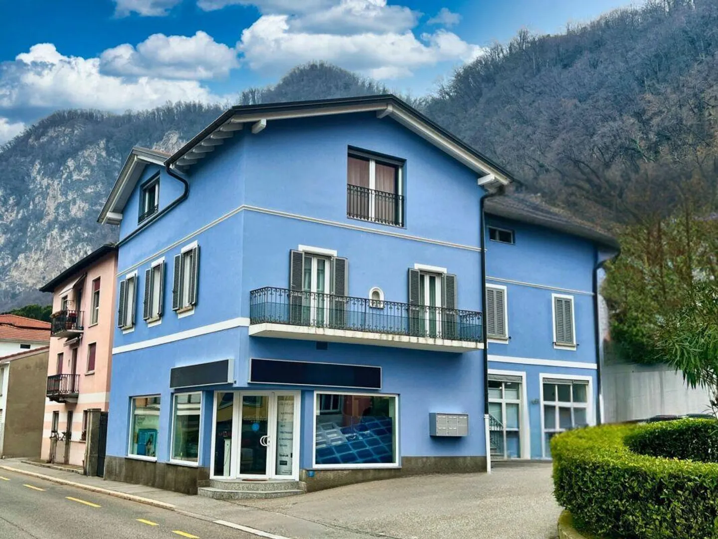 Magnifikes Gebäude bestehend aus 3 Wohnungen und 2 Gewerbeeinheiten - Foto 2 von 12