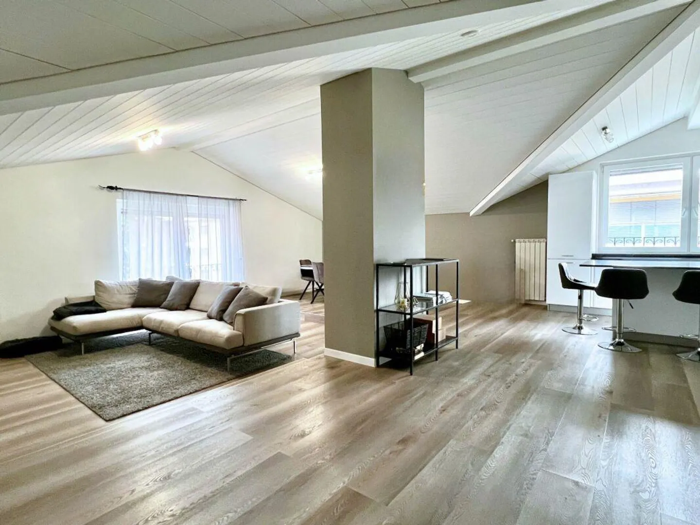 Magnifikes Gebäude bestehend aus 3 Wohnungen und 2 Gewerbeeinheiten - Foto 3 von 12