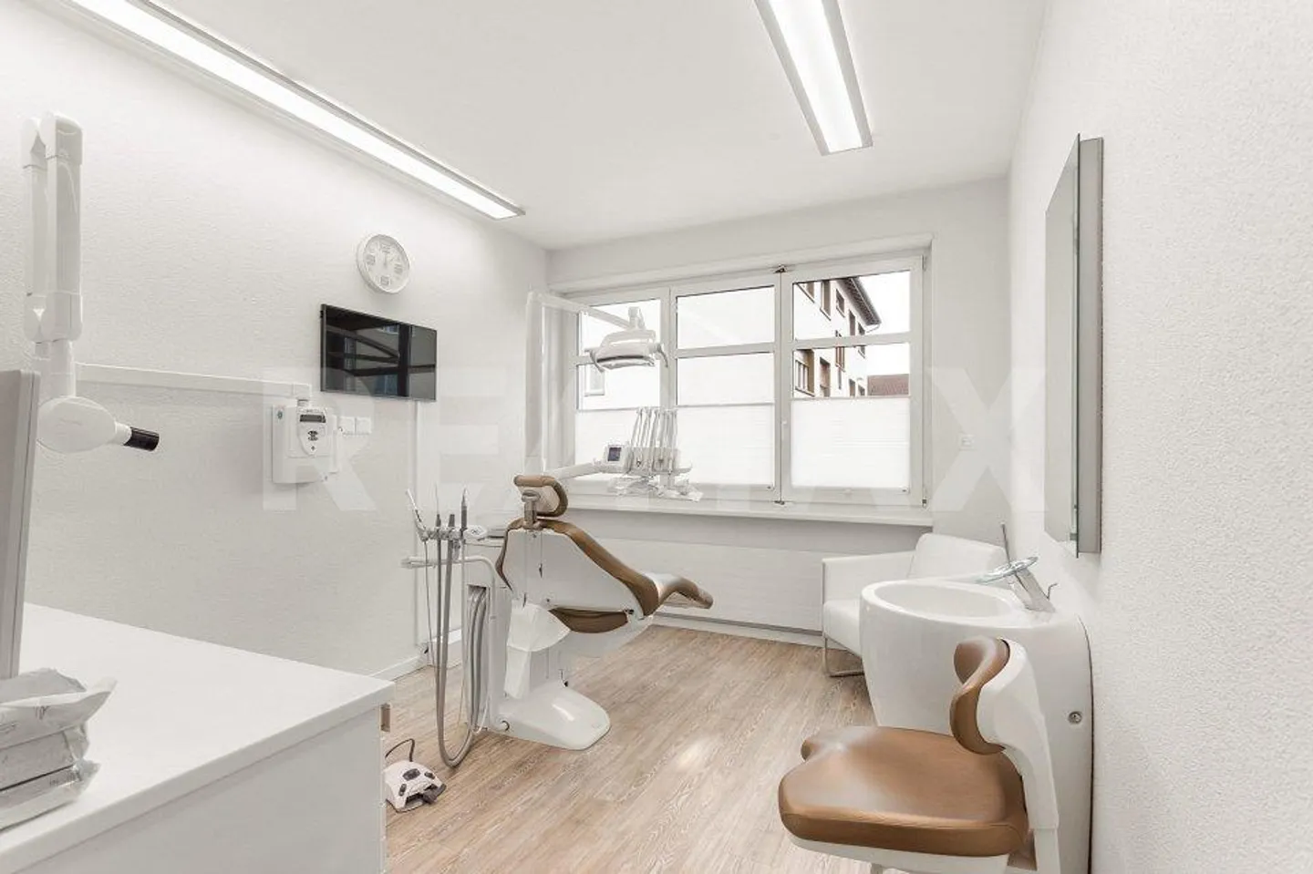 Vivere elegante con attività separata (studio dentistico affittato) - Foto 4 di 13