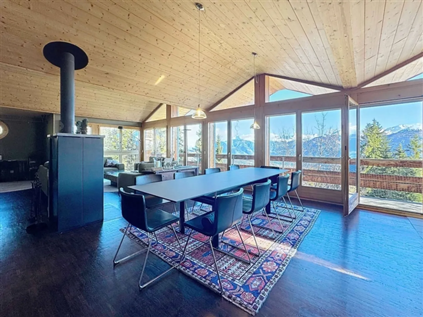 A spacious and cozy chalet in the heart of Anzère - Photo 4 of 13