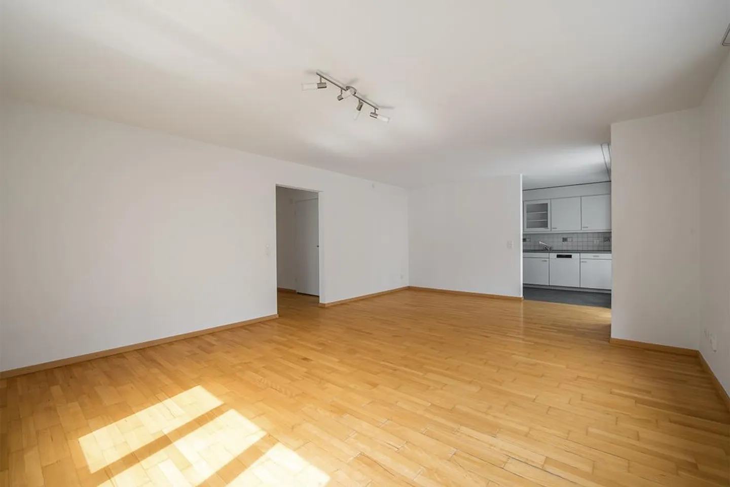 Are you looking for a central apartment? We have it! - Photo 5 of 9