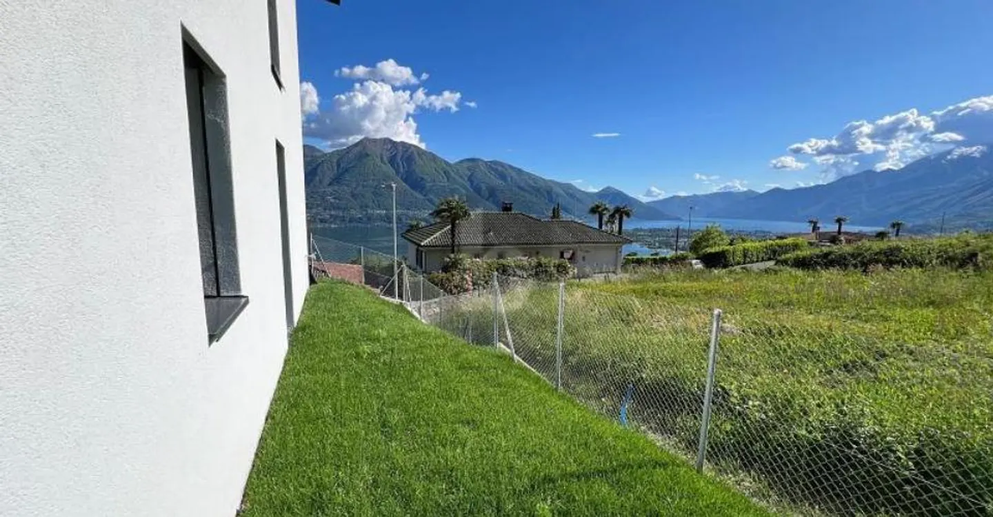 MODERN AND ELEGANT WITH SPECTACULAR LAKE VIEW - Photo 3 of 4