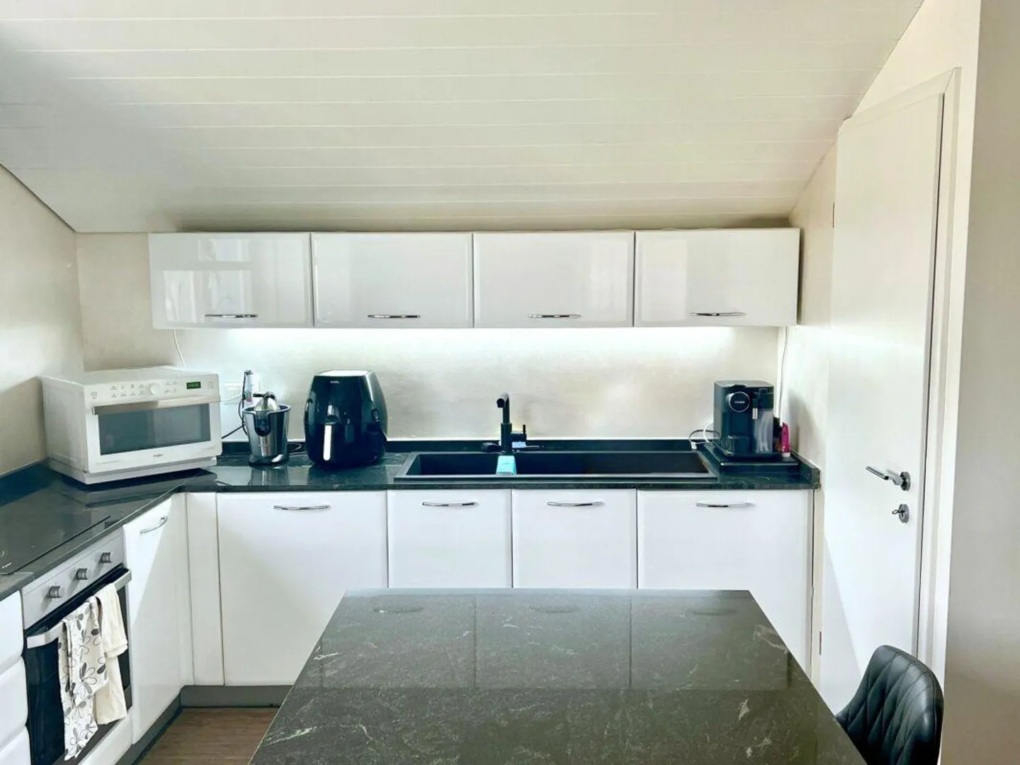 Magnifikes Gebäude bestehend aus 3 Wohnungen und 2 Gewerbeeinheiten - Foto 6 von 12