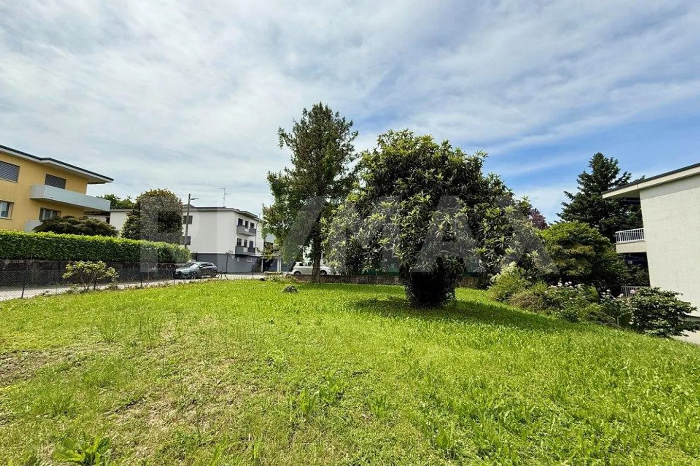 Terrain constructible R3 avec permis de construire - Photo 2 sur 7