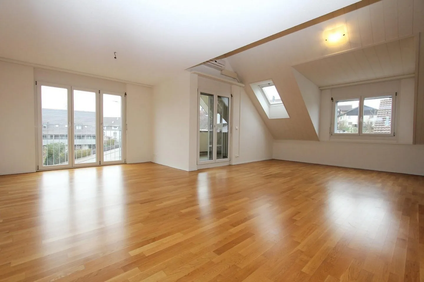 Appartamento attico luminoso e spazioso di 3½ locali - Foto 2 di 12