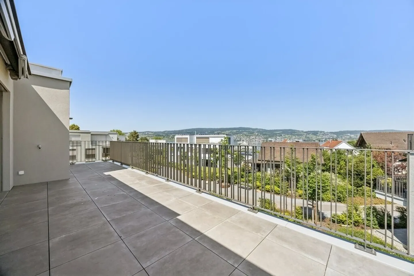 2 Mesi di Affitto Gratuito: Terrazza sul Tetto di 27m2 e Vista sul Lago - Foto 9 di 11
