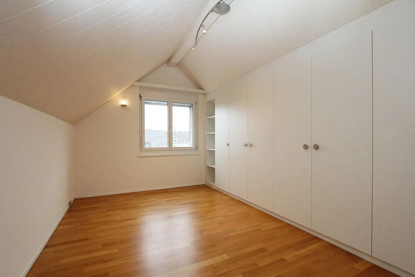 Appartamento attico luminoso e spazioso di 3½ locali - Foto 7 di 12