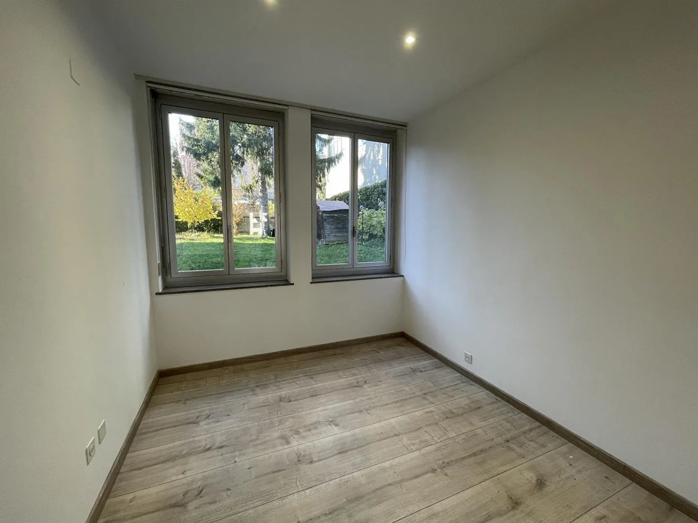 OFFICE ON TWO LEVELS AND 6 PARKING SPACES AT A SUPER PRICE - Photo 12 of 13