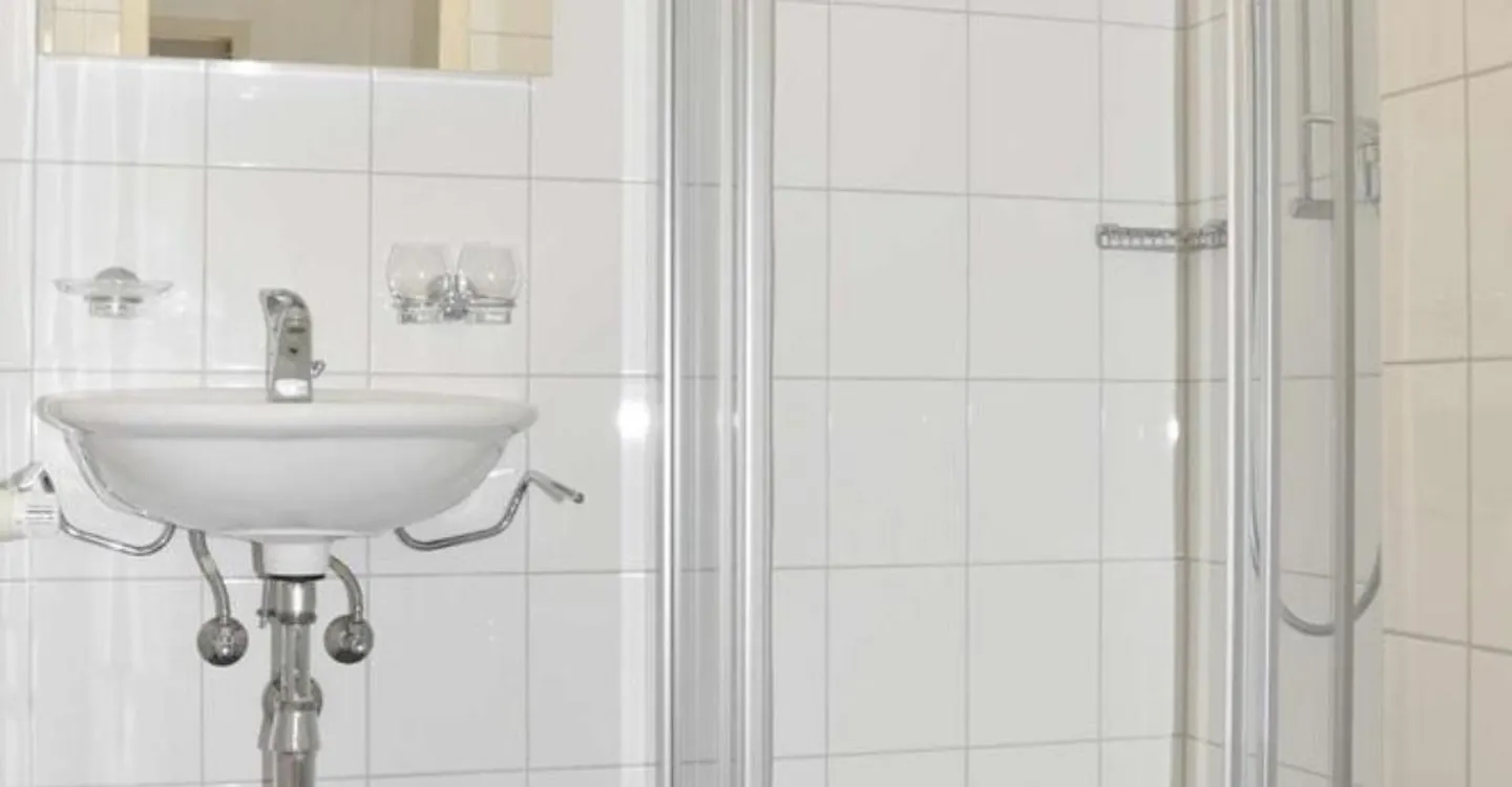 In einem renovierten Gebäude, schöne 3-Zimmer-Wohnung in der Nähe des Bahnhofs - Foto 2 von 8