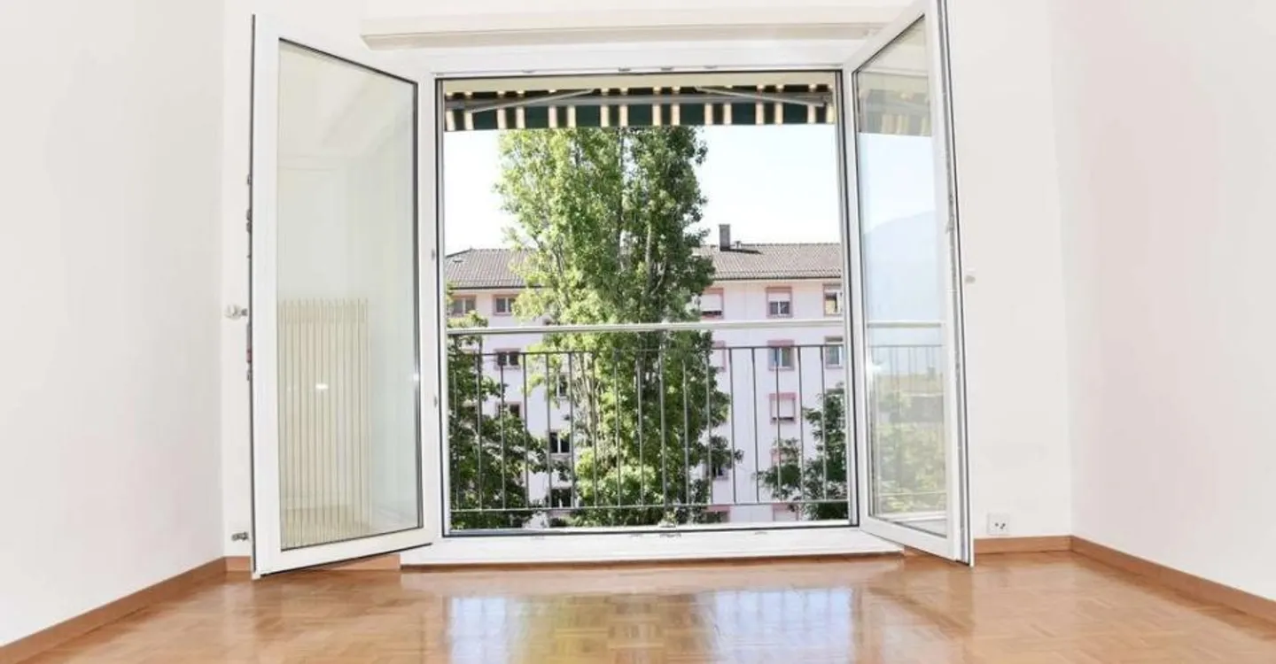 In einem renovierten Gebäude, schöne 3-Zimmer-Wohnung in der Nähe des Bahnhofs - Foto 3 von 8
