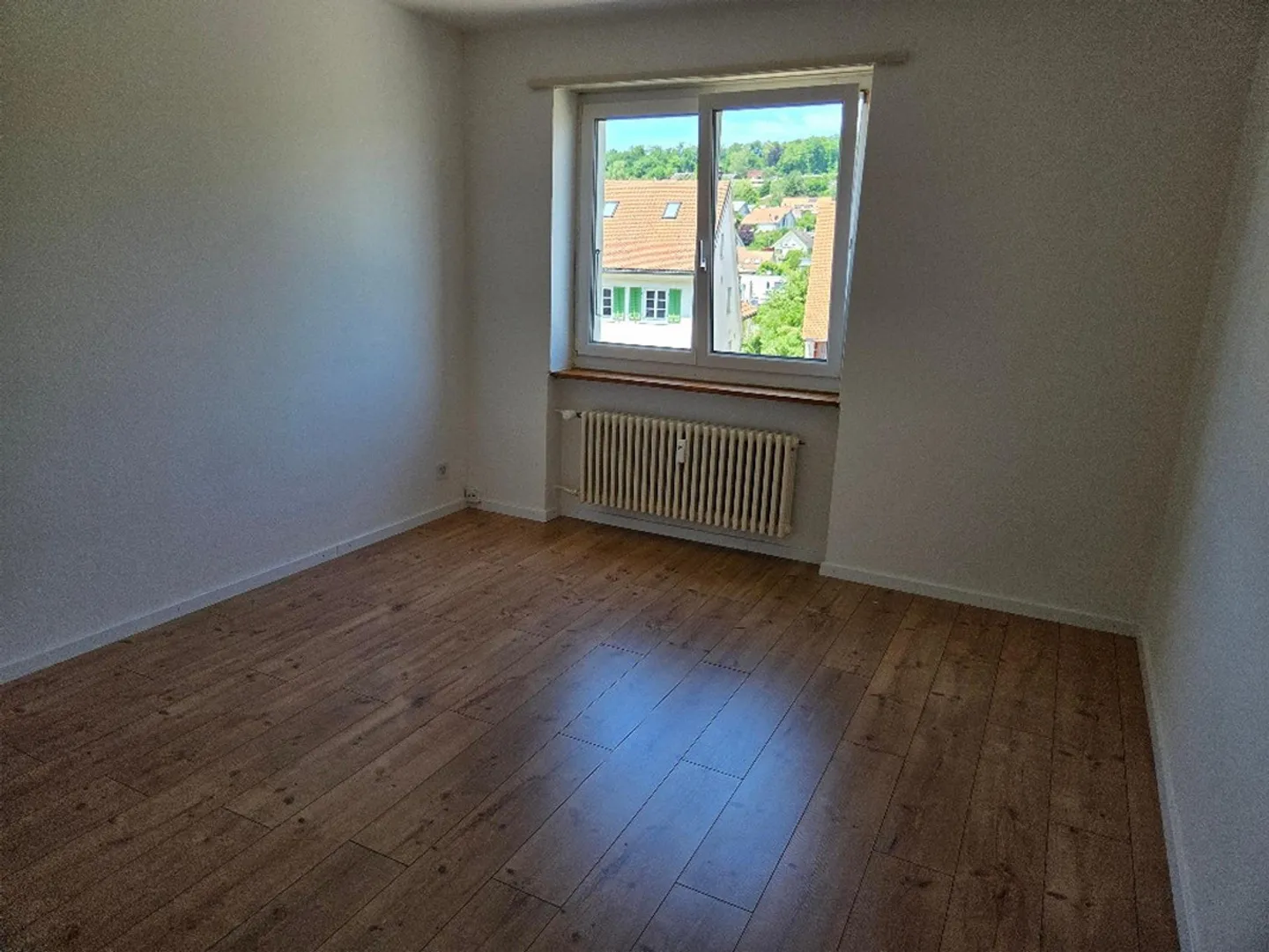 Charmante 3-Zimmer-Wohnung mit Balkon in Hofstetten-Flüh - Foto 3 von 12