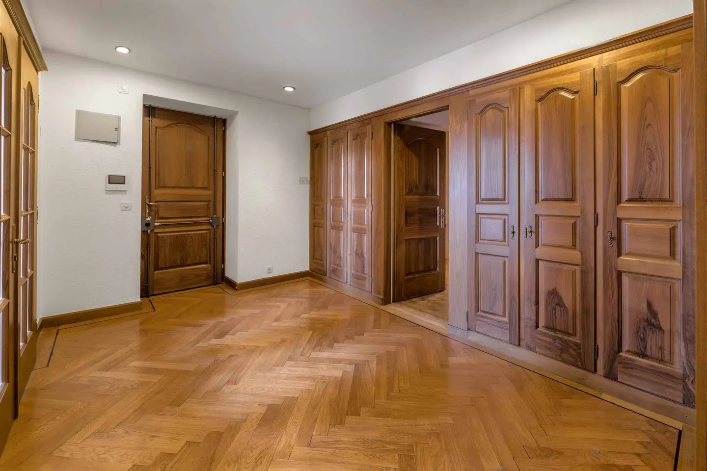 Charming Lakeview Apartment - Photo 2 of 10