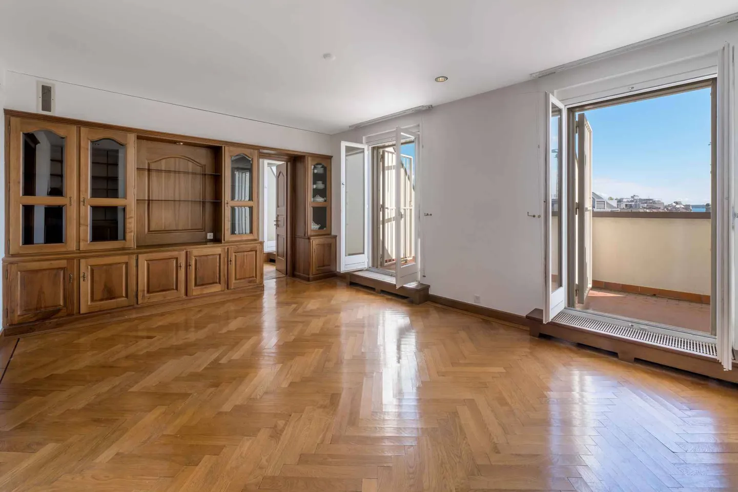 Charming Lakeview Apartment - Photo 3 of 10