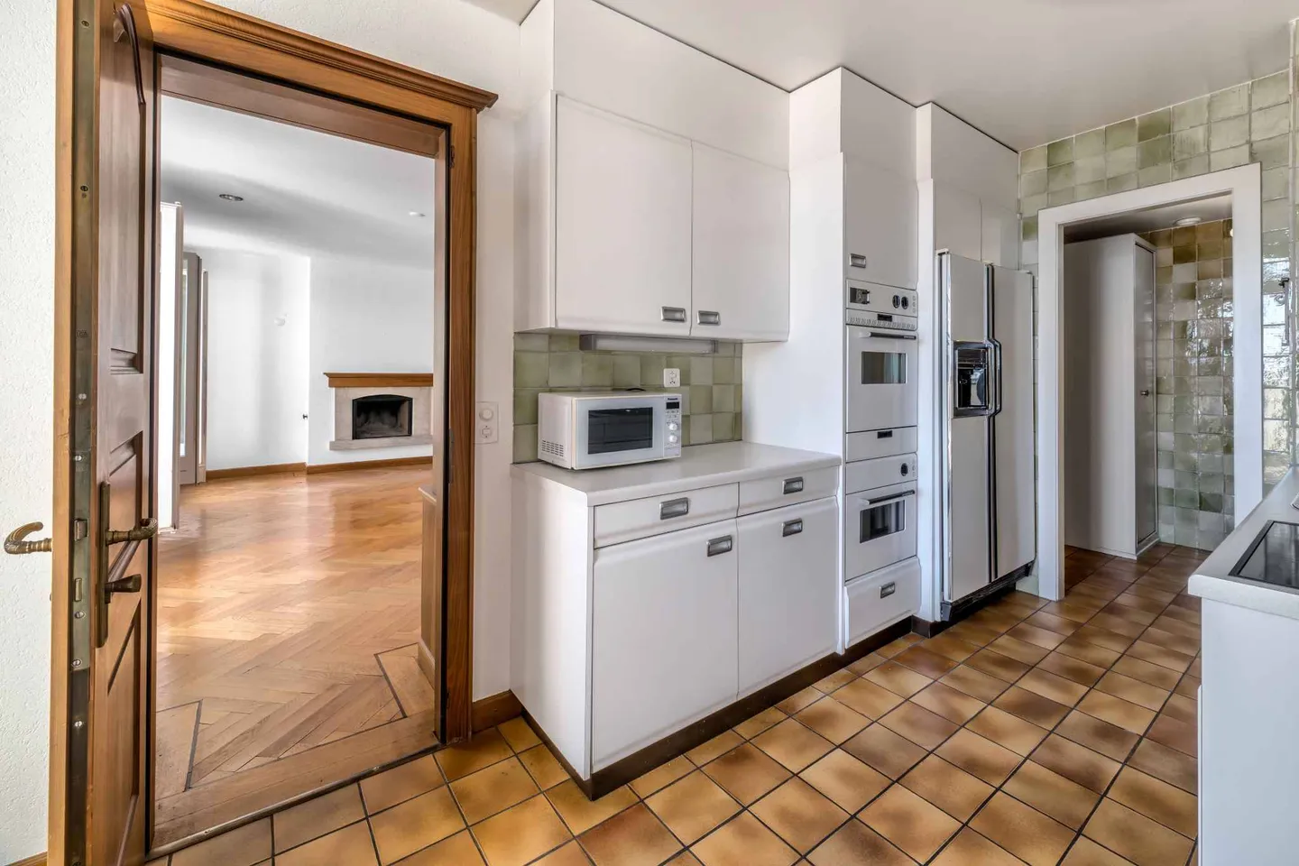 Charming Lakeview Apartment - Photo 5 of 10