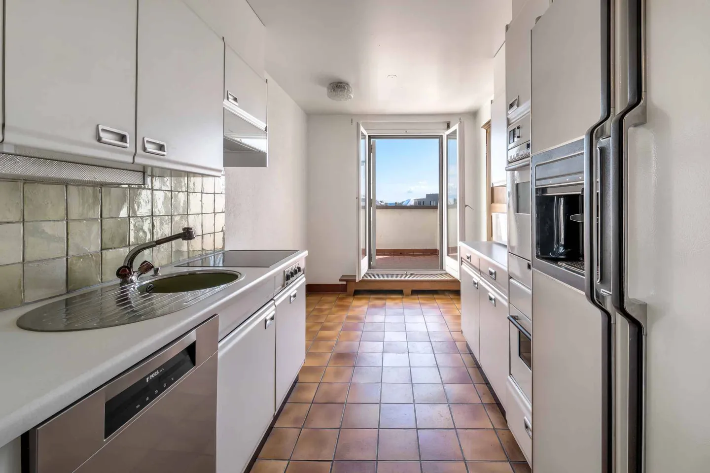 Charming Lakeview Apartment - Photo 6 of 10