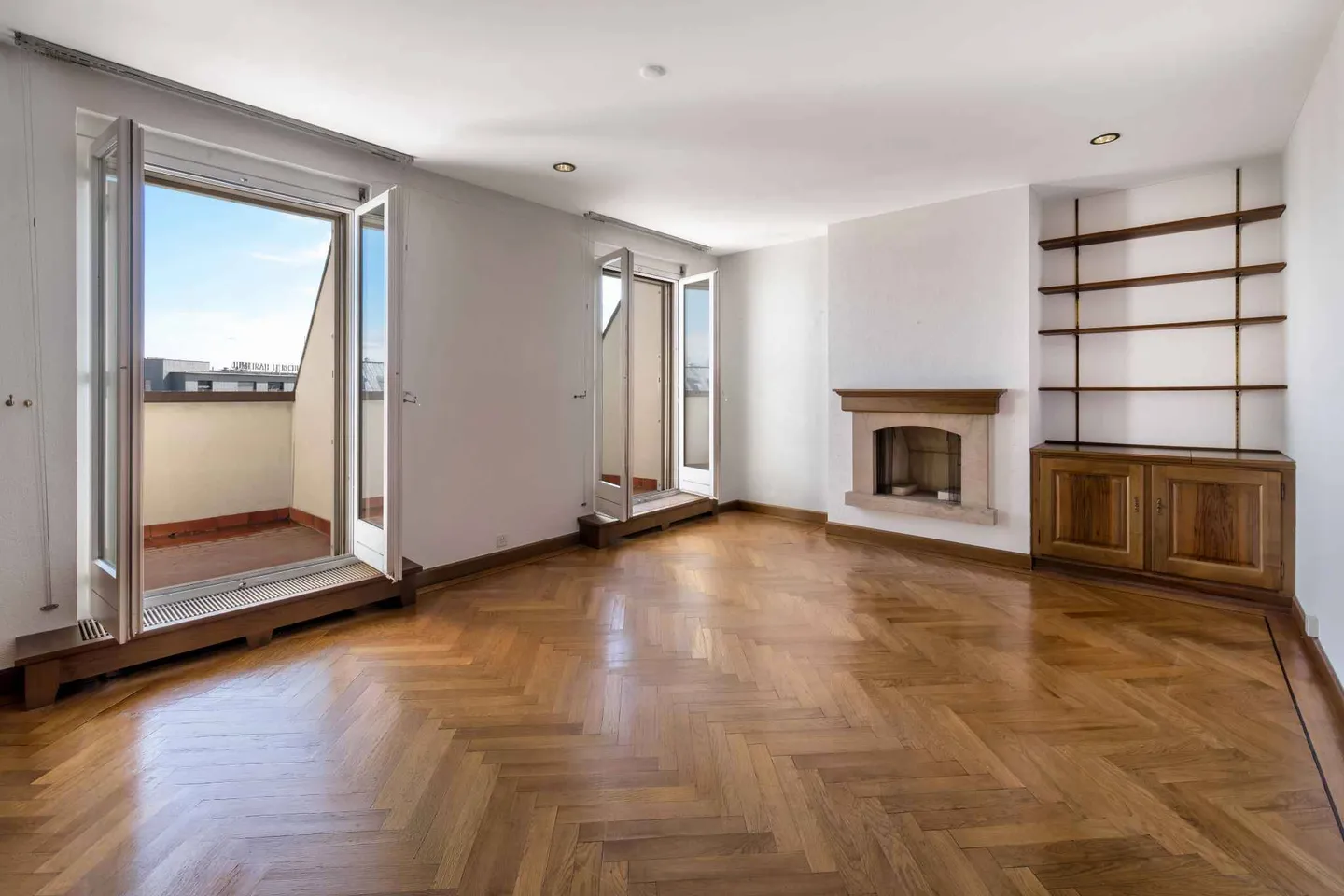 Charming Lakeview Apartment - Photo 4 of 10