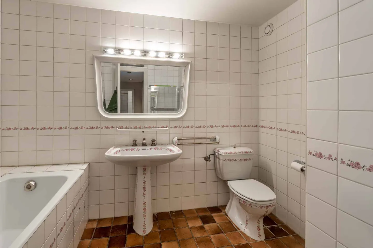 Charming Lakeview Apartment - Photo 8 of 10
