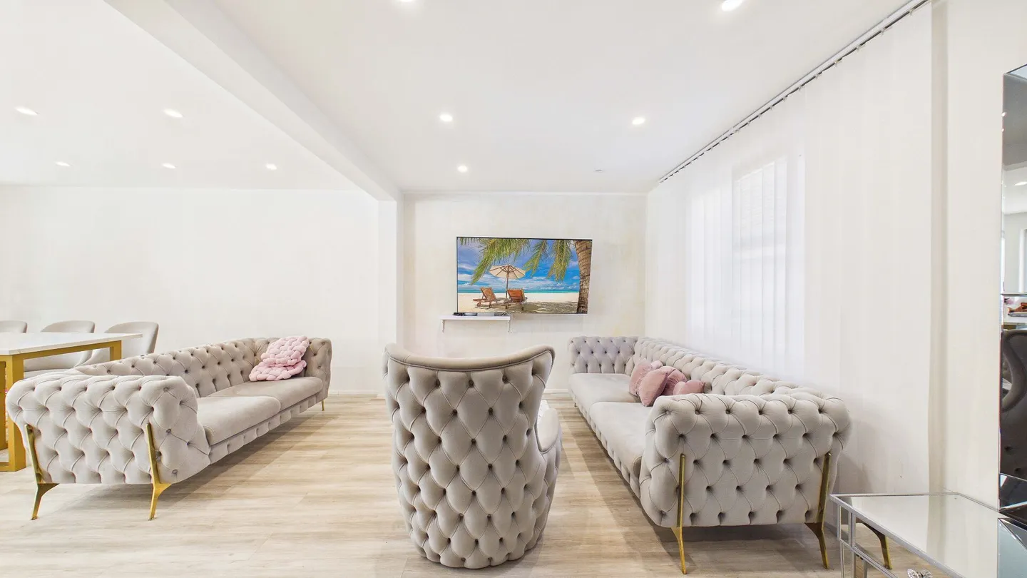 Casa a schiera modernizzata di 4,5 stanze con molto spazio su quattro piani - Foto 3 di 12