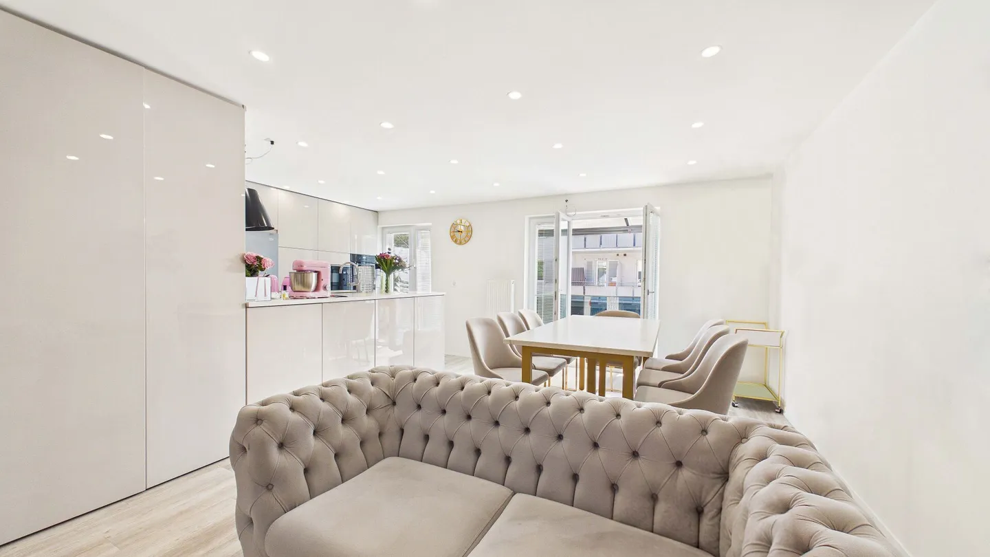 Casa a schiera modernizzata di 4,5 stanze con molto spazio su quattro piani - Foto 4 di 12