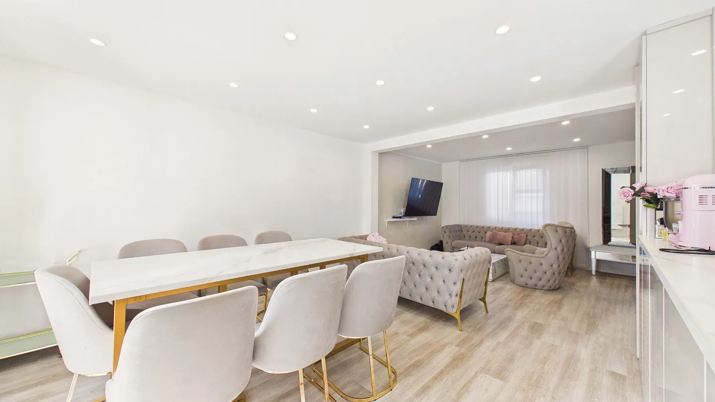 Casa a schiera modernizzata di 4,5 stanze con molto spazio su quattro piani - Foto 5 di 12