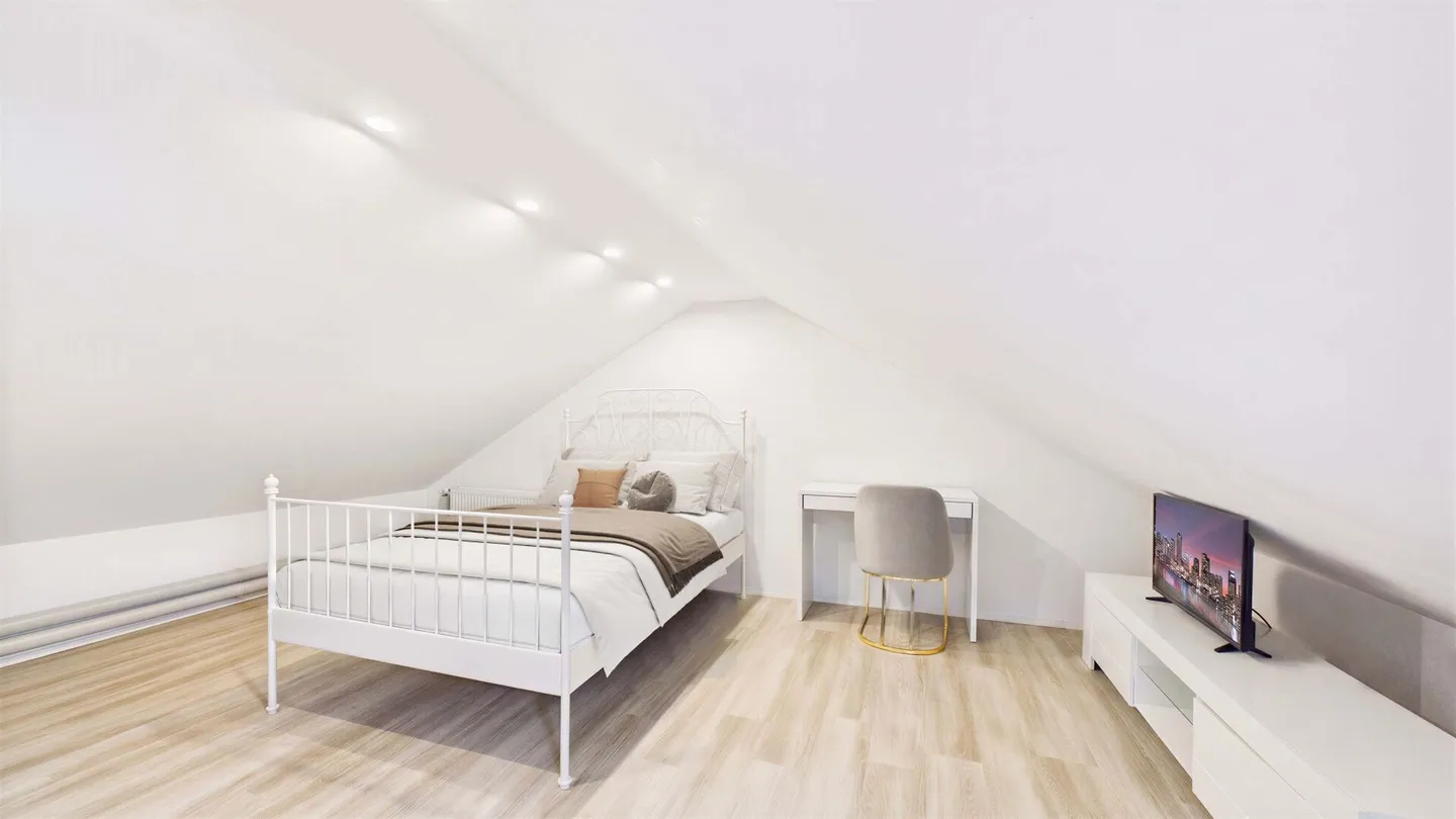 Casa a schiera modernizzata di 4,5 stanze con molto spazio su quattro piani - Foto 8 di 12