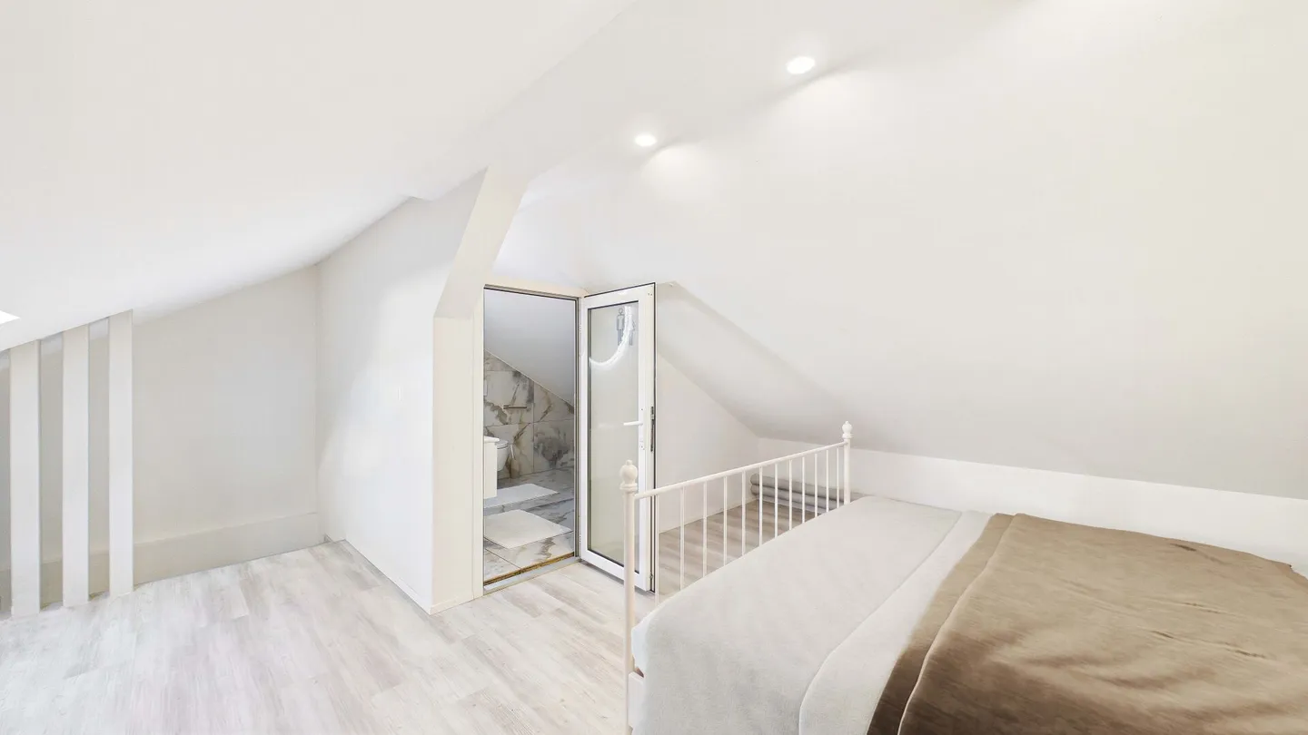 Casa a schiera modernizzata di 4,5 stanze con molto spazio su quattro piani - Foto 9 di 12