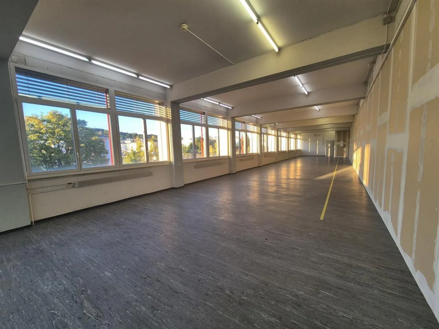 Warehouse in a central location - Photo 2 of 6