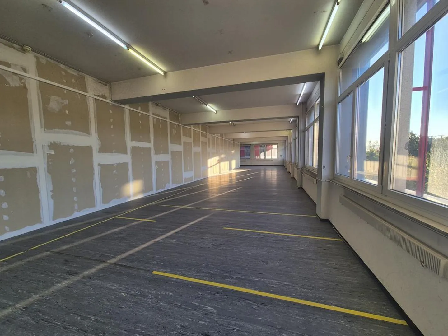 Warehouse in a central location - Photo 3 of 6